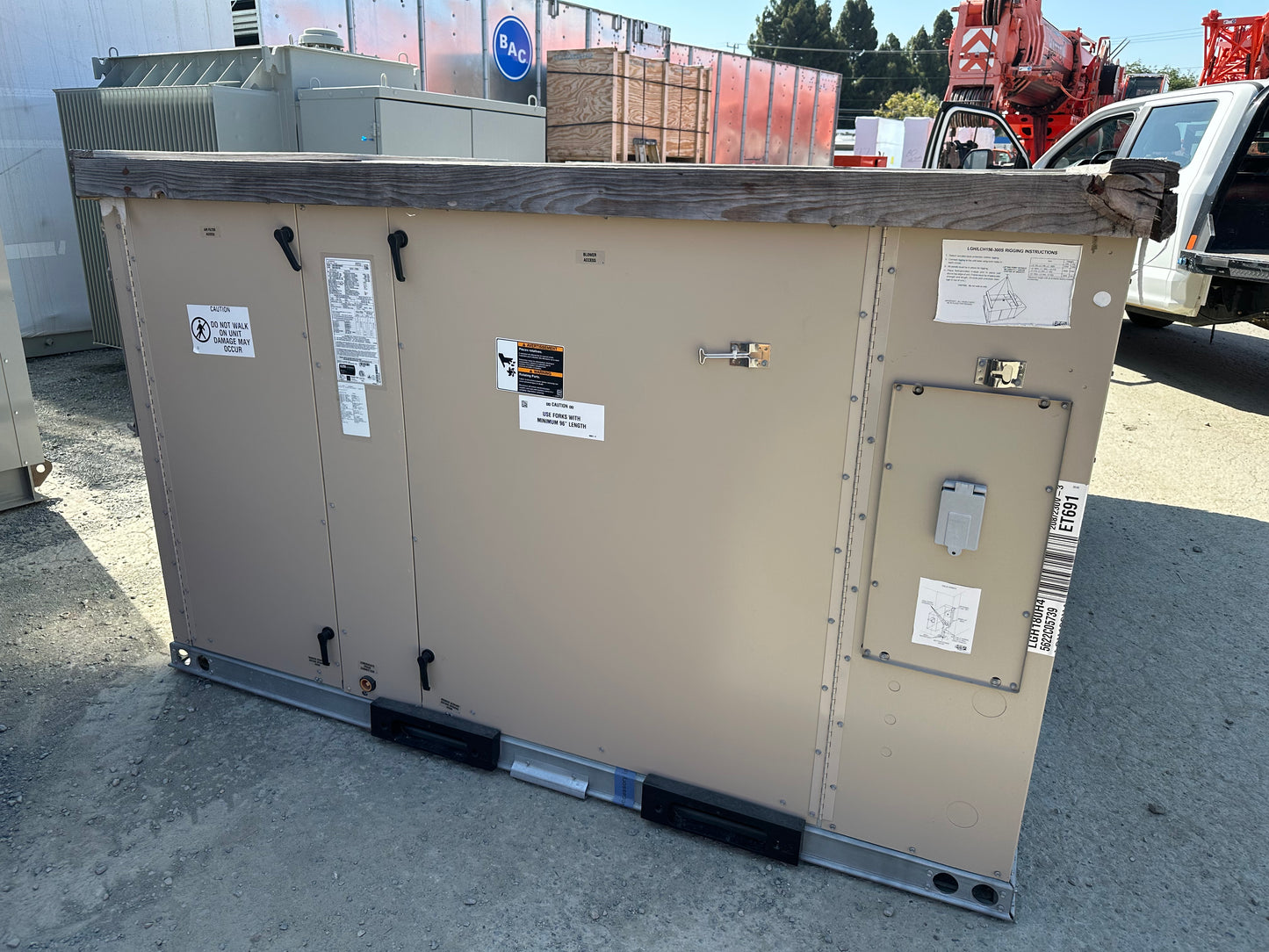 Emergence, Gas/Electric Package Unit 15 Ton High Efficiency, 260,000 Btuh Belt Drive-CAV Blower,208-230v-3ph 60Hz LGH180H4BS